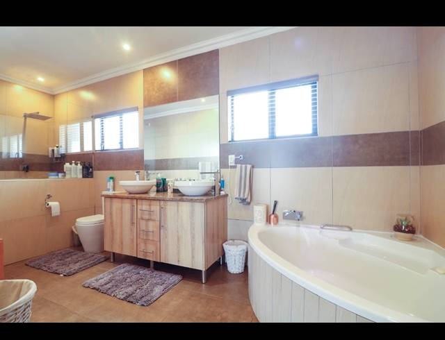 5 BEDROOM HOUSE FOR SALE IN PROTEA PARK